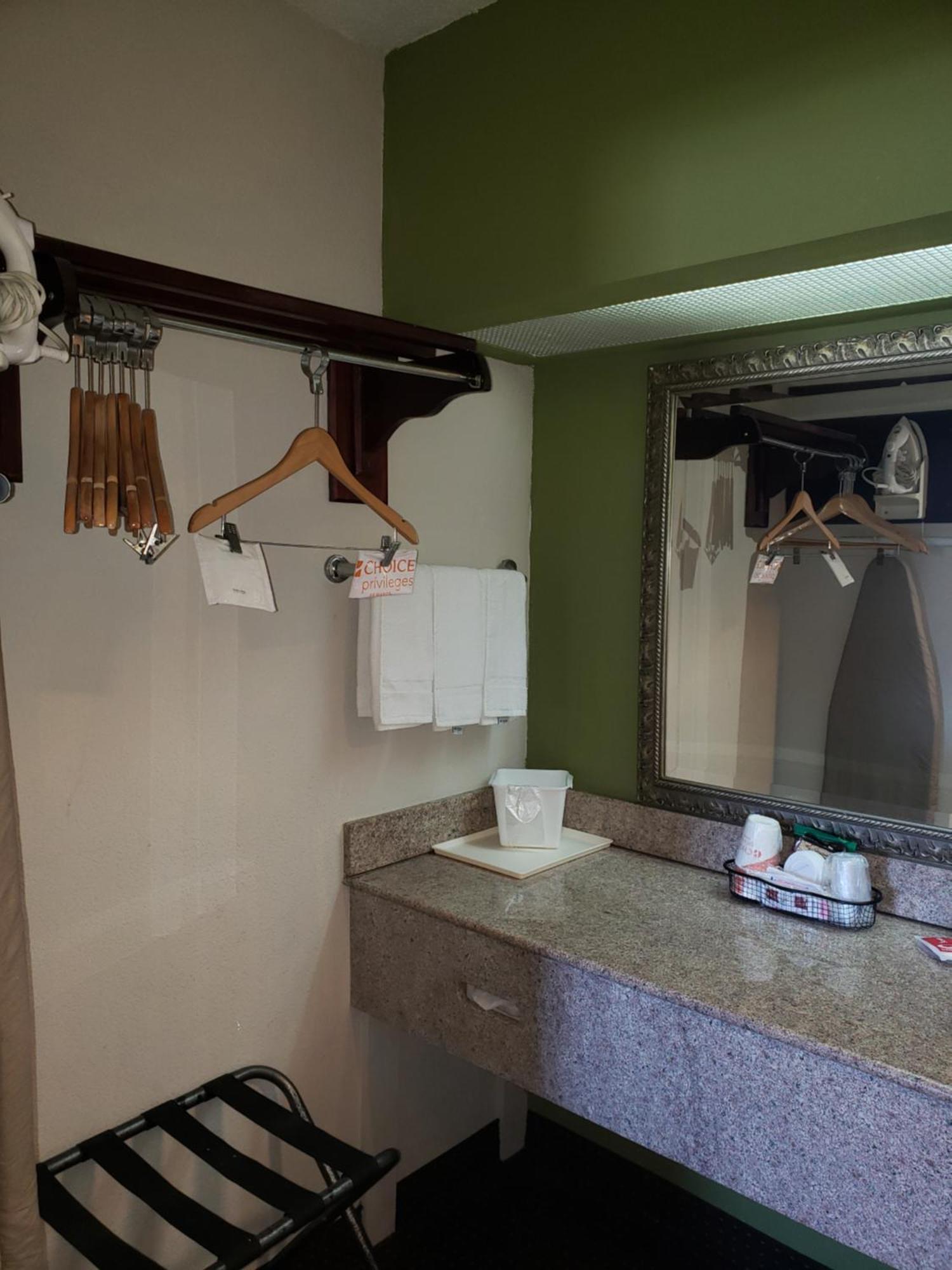 Econo Lodge Elizabeth City Bagian luar foto
